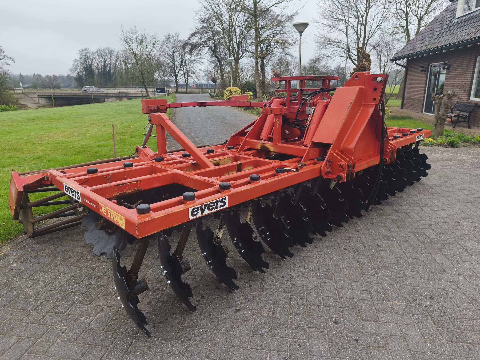 Evers JE-500 schijveneg met vijf meter werkbreedte bij KWAST Agri-Service in Almelo